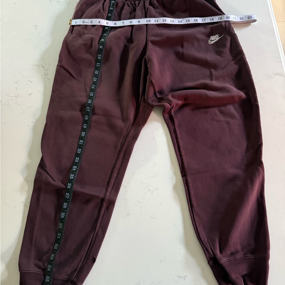 Nike Men's Maroon Joggers